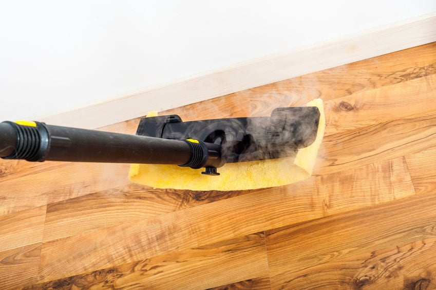 Dampfreiniger auf Parkett