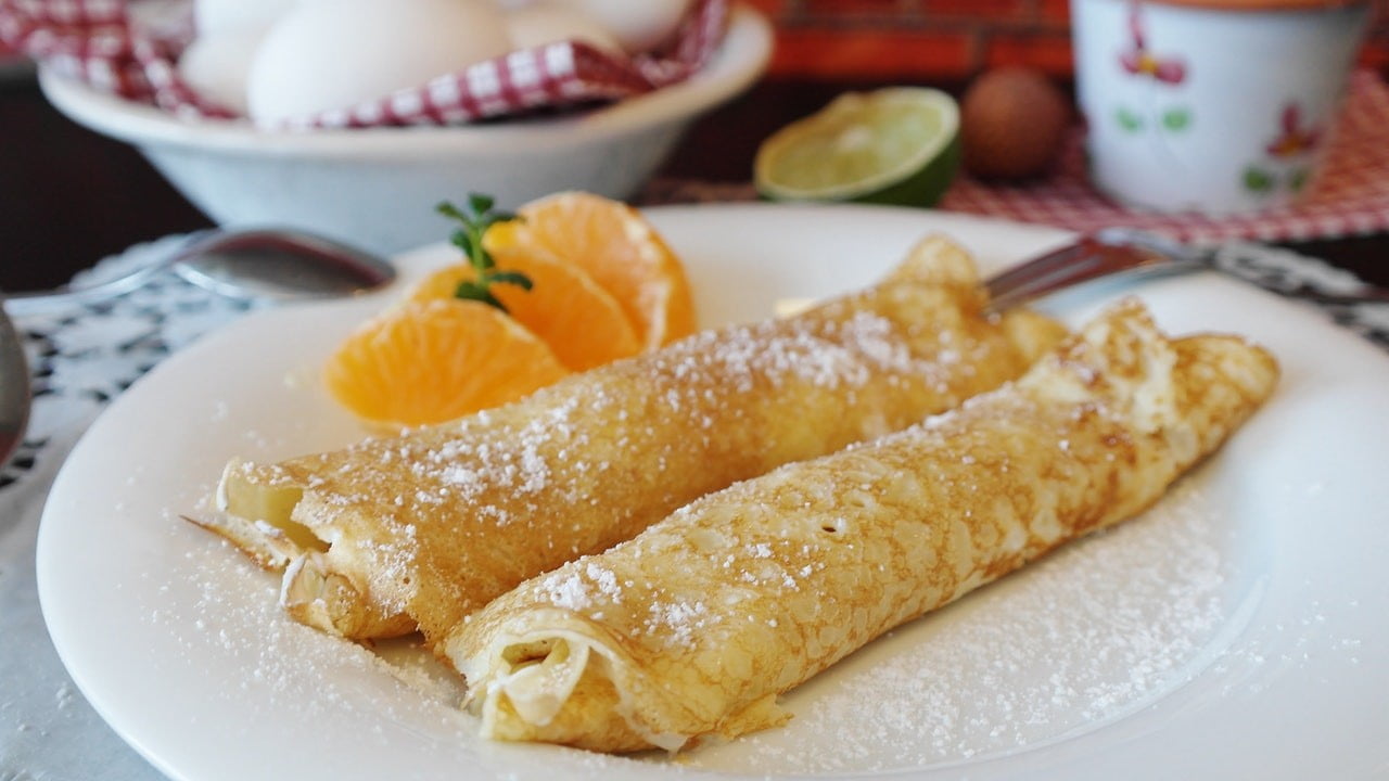 Crepes mit Puderzucker aus einem Crepeseisen