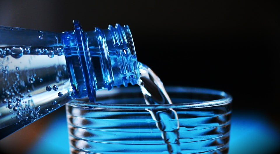 reines sauberes Wasser trinken