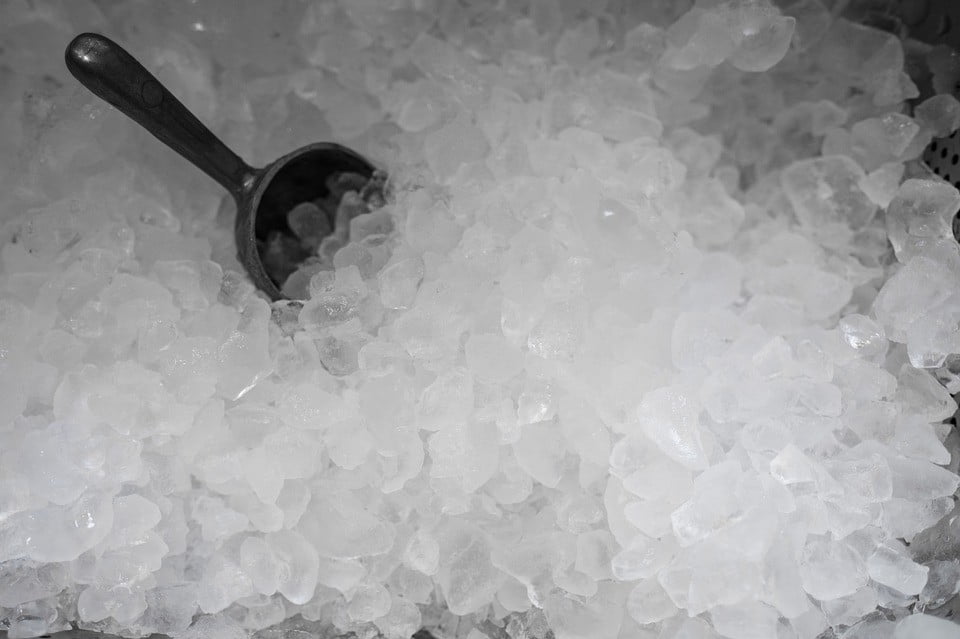 Crushed-Ice mit Schaufel