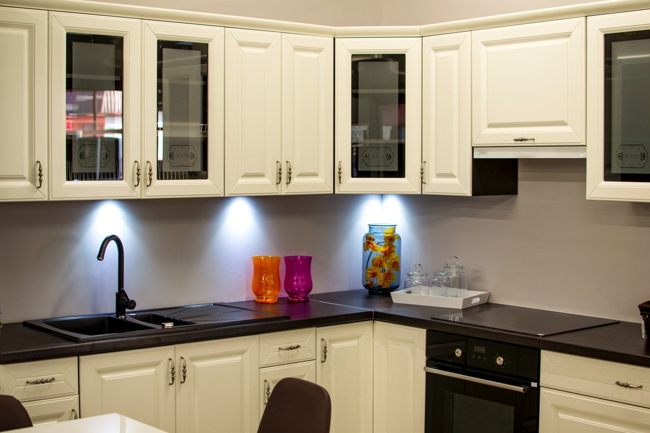 Eine Granitspüle fügt sich optimal der Küche und sieht dabei noch elegant aus.