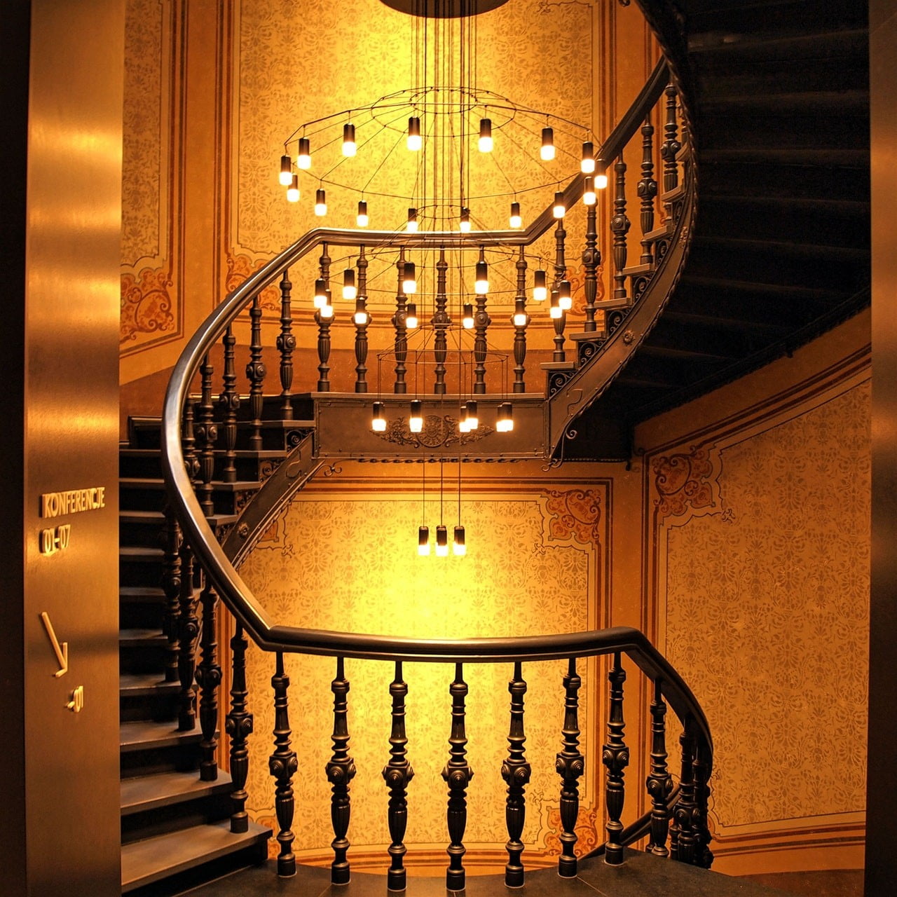 Kronleuchter eignen sich gut für die Beleuchtung und Dekoration von Treppen.