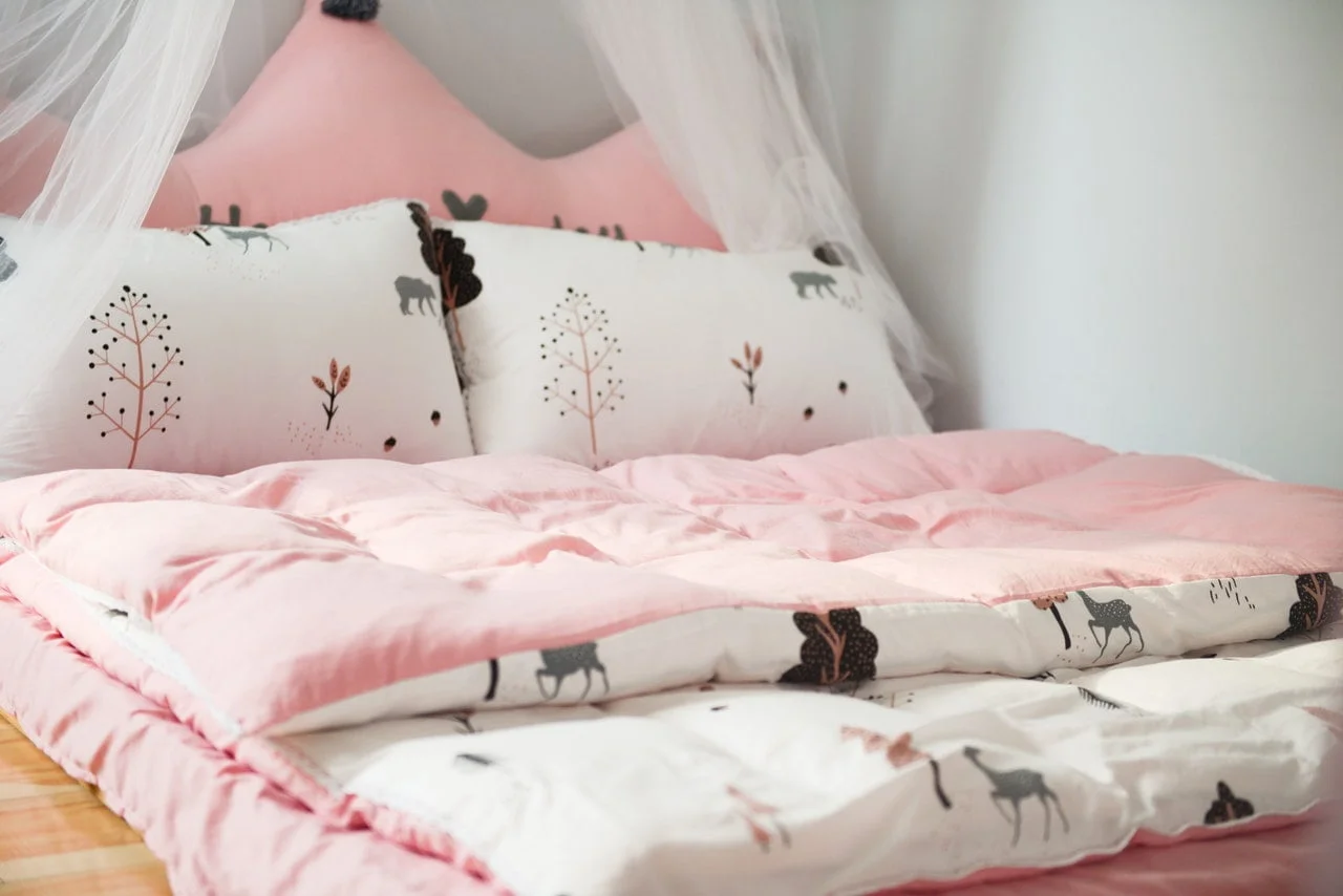 Rosa Bettwäsche auf einem Bett