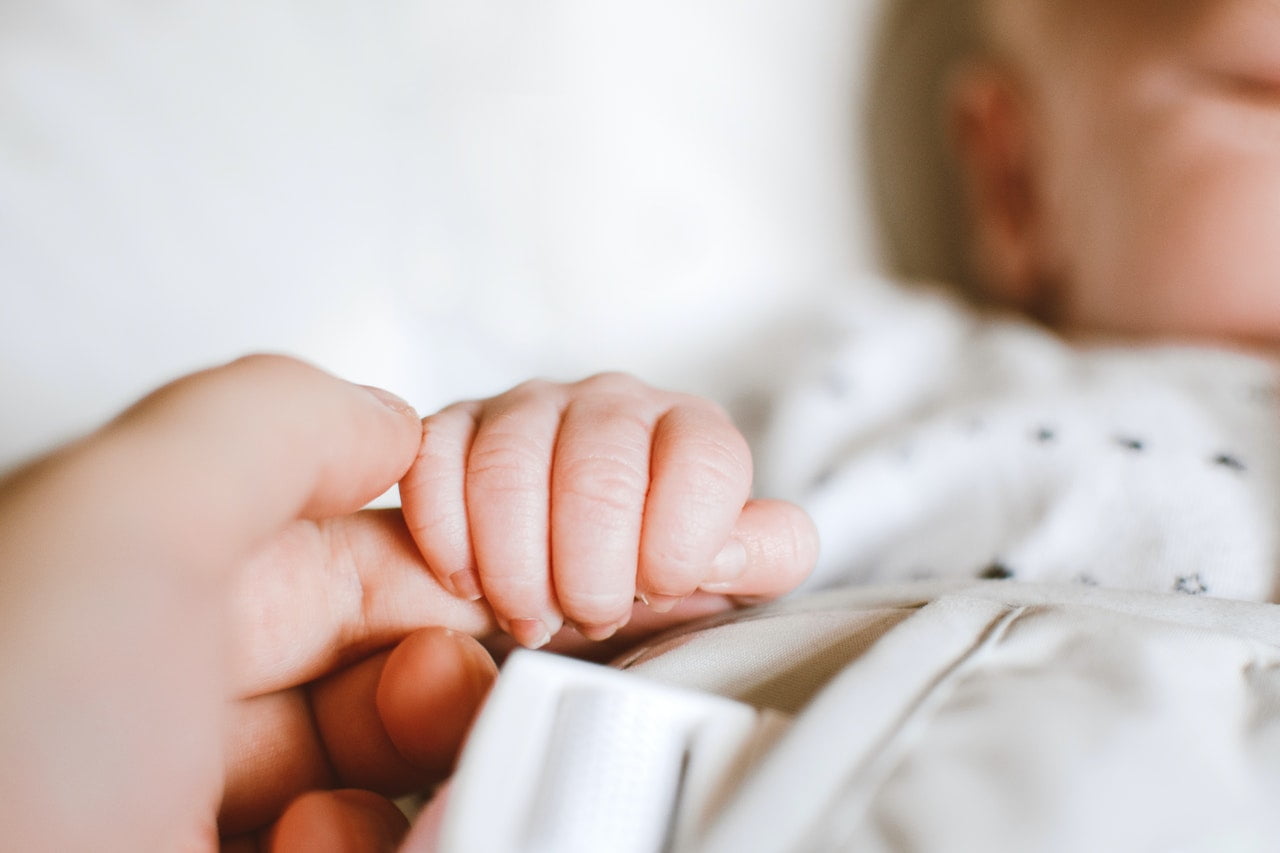 Achte beim Kauf einer Babyhängematte unbedingt auf Sicherheitsaspekte wie Materialien und Verarbeitung. 