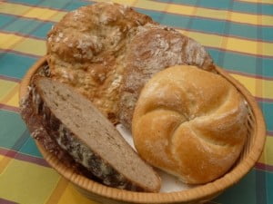 Brotkorb kann aus verschiedenen Materialien sein