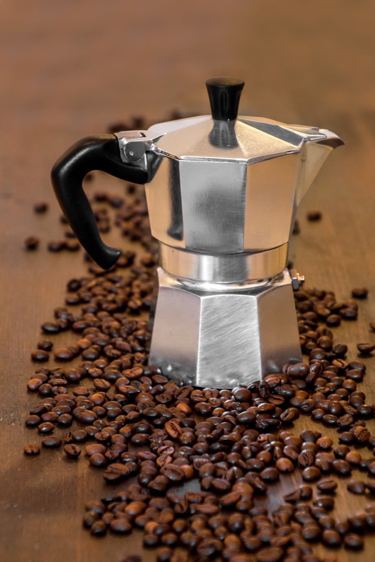 Ein hochwertiger Kaffeekocher besteht aus Edelstahl. Diese sind besonders robust und für alle möglichen Herde geeignet.