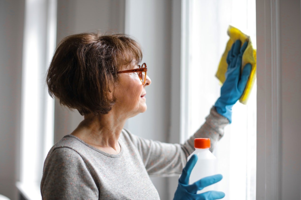 Mit einem Fenstersauger ist das Fenster putzen deutlich einfacher als mit einem Lappen oder anderen Utensilien.