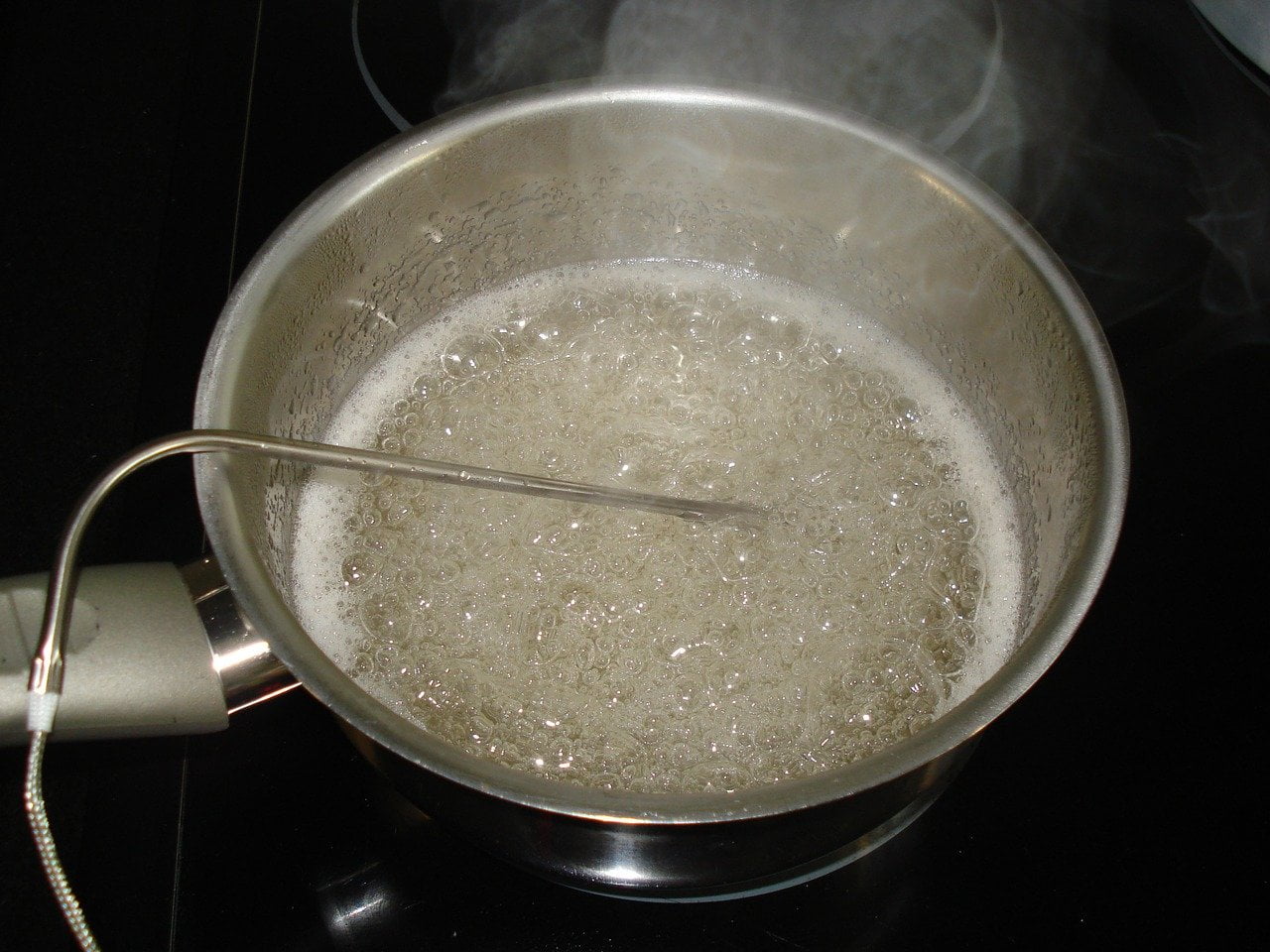 Backofenthermometer gibt es auch mit einem externen Messstab, welcher in das Gericht gesteckt wird und so in Innentemperatur misst. Diese Modelle lassen sich aber auch gut außerhalb von Ihrem Backofen verwenden - zum Beispiel zum Kochen.