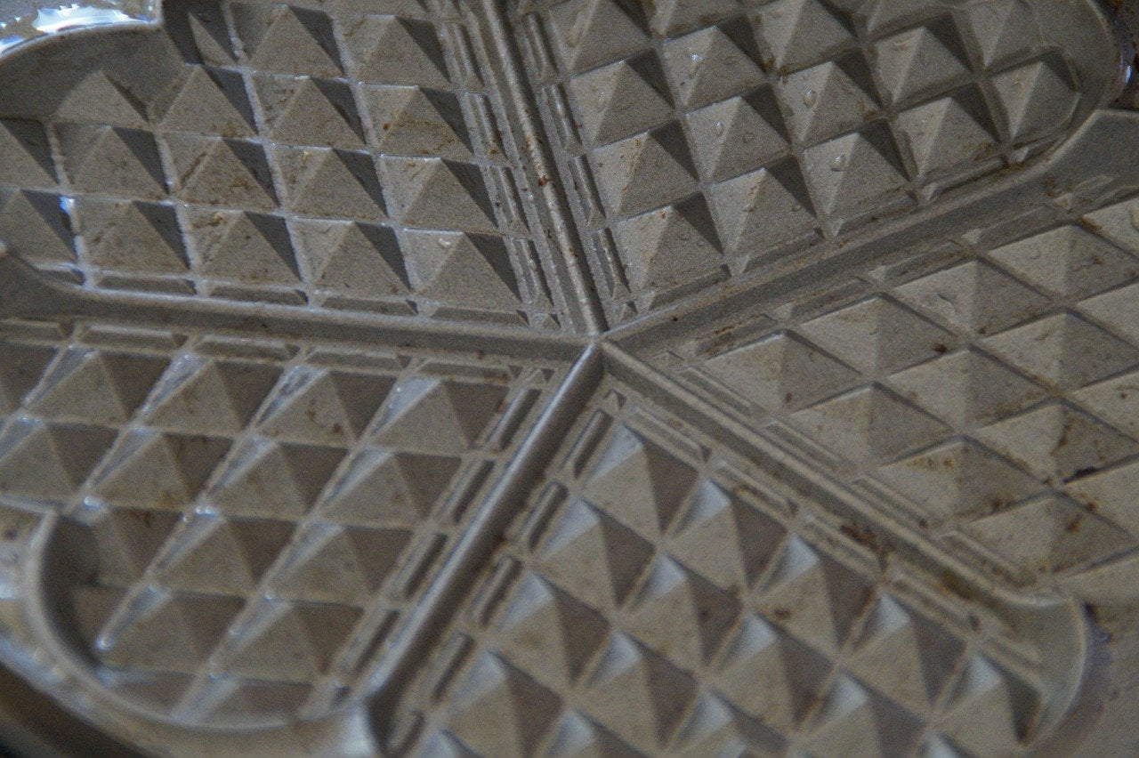 Die Oberfläche des Doppel Waffeleisens solltest Du nicht verkratzen, weil die Waffeln sonst daran haften können.