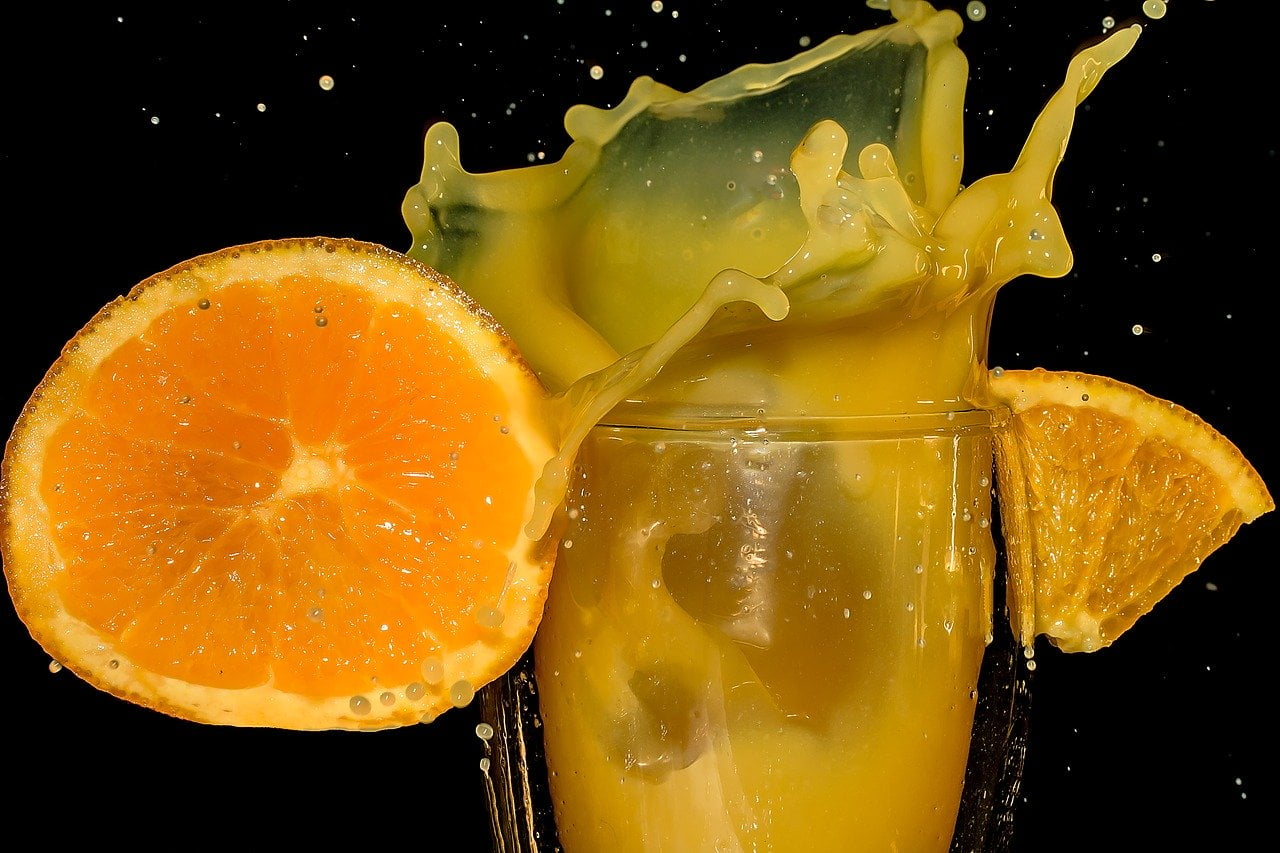 In einem doppelwandigen Glas bleibt auch der kalte Cocktail länger genießbar.