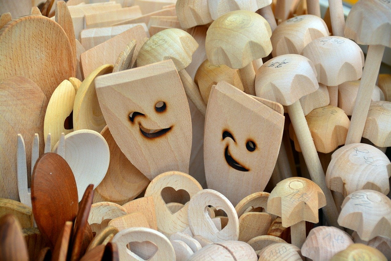 Holz Pfannenwender sind auch sehr beliebt. Sie sind der ökologisch und enthalten mit Sicherheit keine Schadstoffe. Diese lassen sich jedoch in der Regel weniger gut reinigen.