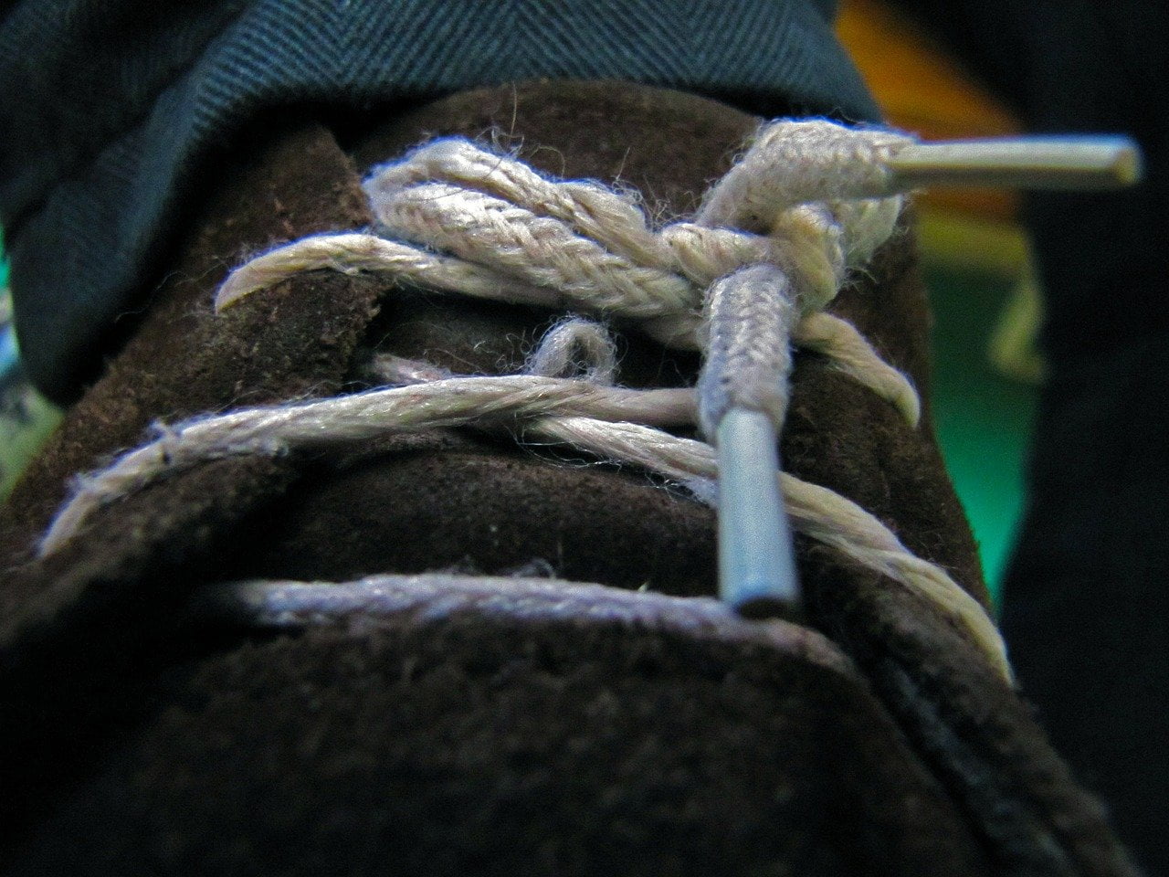 Mit elastischen Schnürsenkeln hat das Schuhe knoten endlich ein Ende.