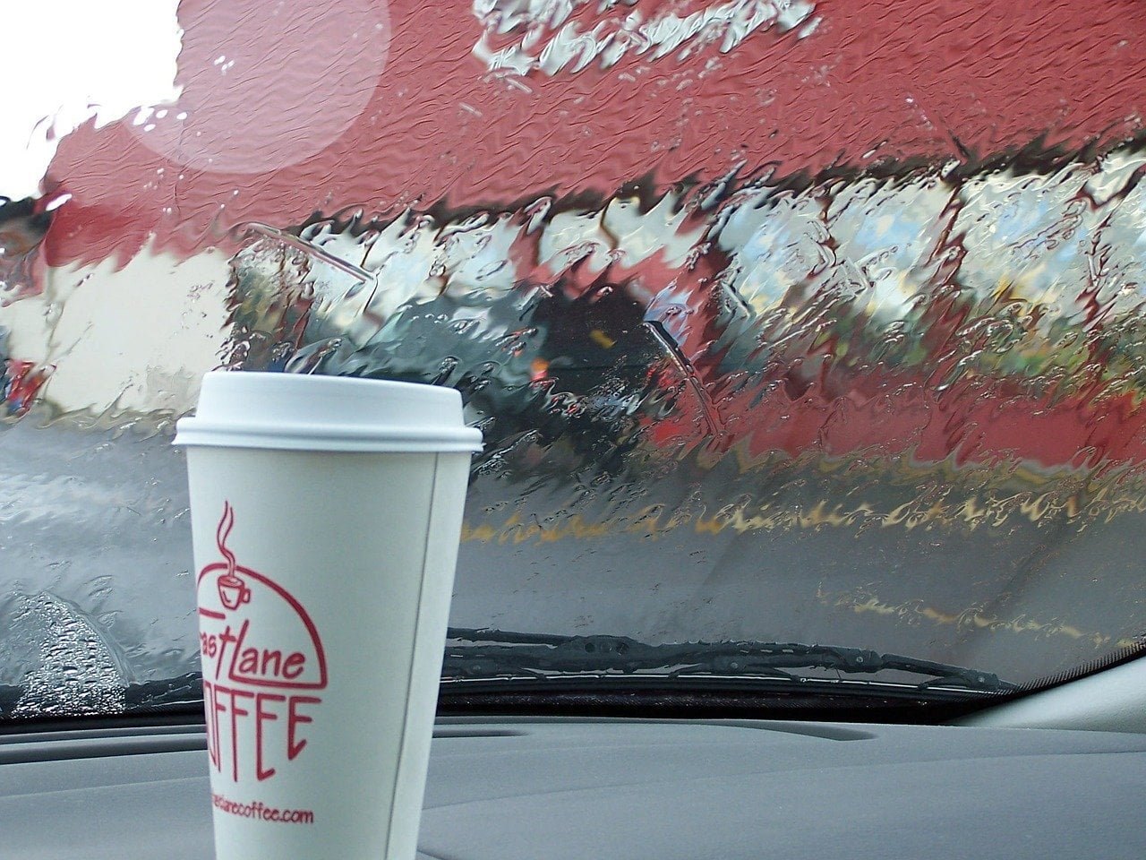 Dank einer Handpresso fürs Auto kannst Du auf Einwegbecher verzichten und die Umwelt schonen.