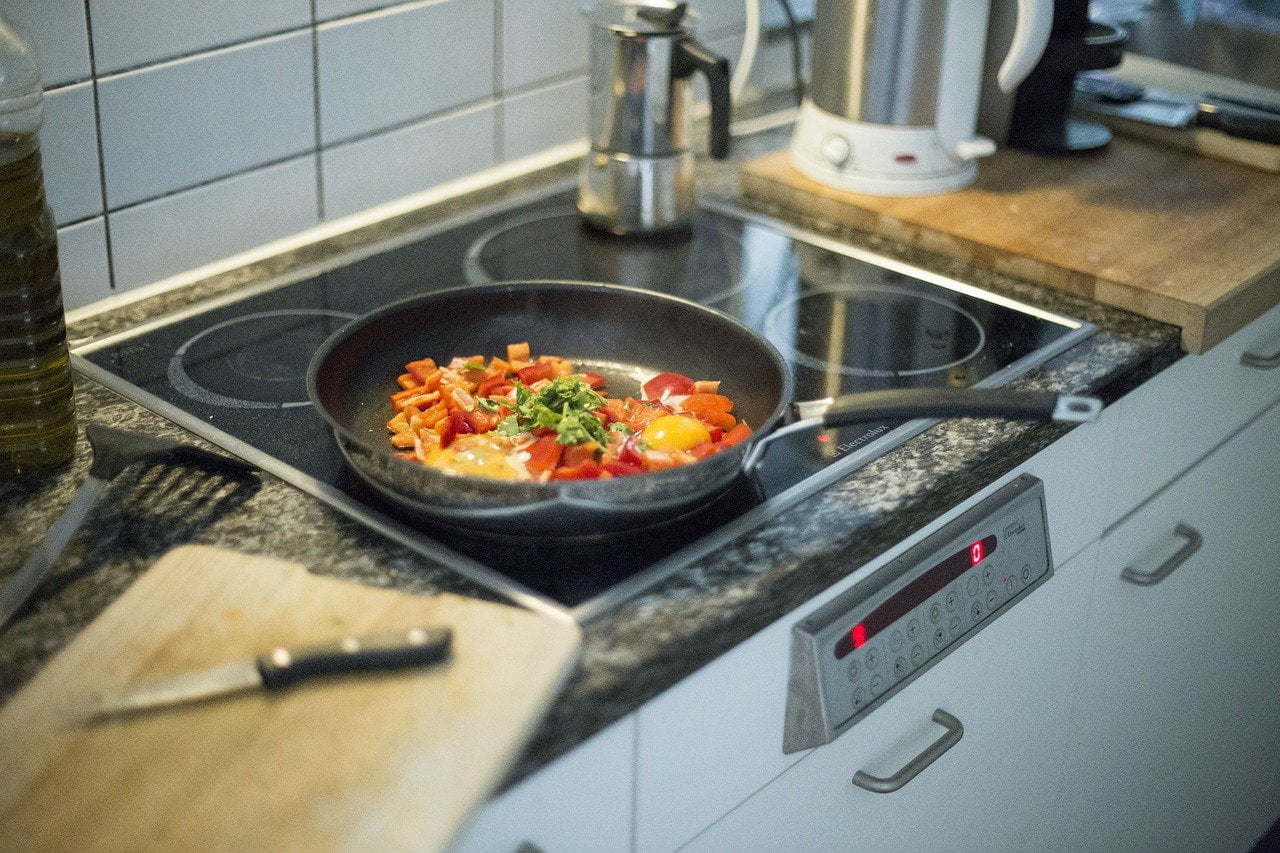 Mit einer Induktion-Adapterplatte kannst Du auch ältere bzw- normale Töpfe auf einem Induktionsherd nutzen.