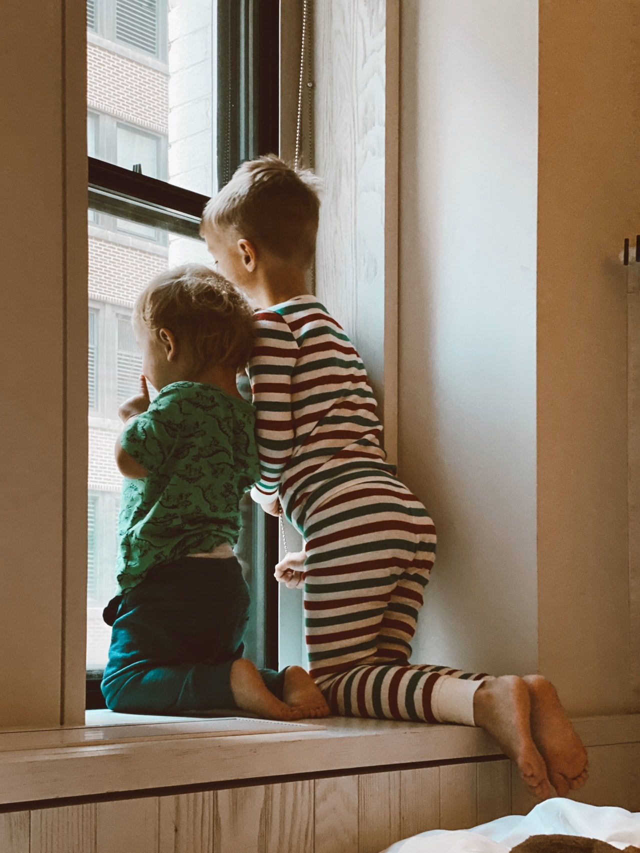 Alle Eltern kennen es: Da lässt man seinen Schatz nur kurz unbeaufsichtigt und schon vergessen sie alle Regeln. Mit einer Kindersicherung Schrank kann die Gefahr deutlich reduziert werden.