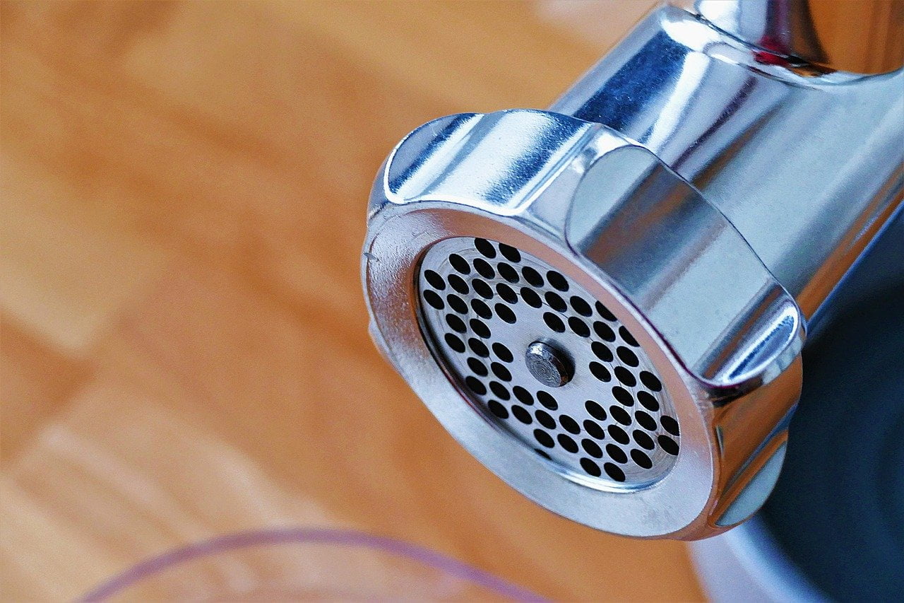 Achte beim Kauf eines manuellen Fleischwolfes unbedingt auf das Material. Es sollte hochwertig und einfach zu reinigen sein.