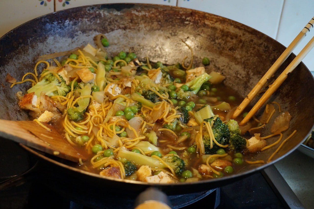Auf einer Einzelkochplatte lassen sich super Gerichte im Wok zubereiten. Aber auch zum Warmhalten von Gerichten sind sie bestens geeignet. 