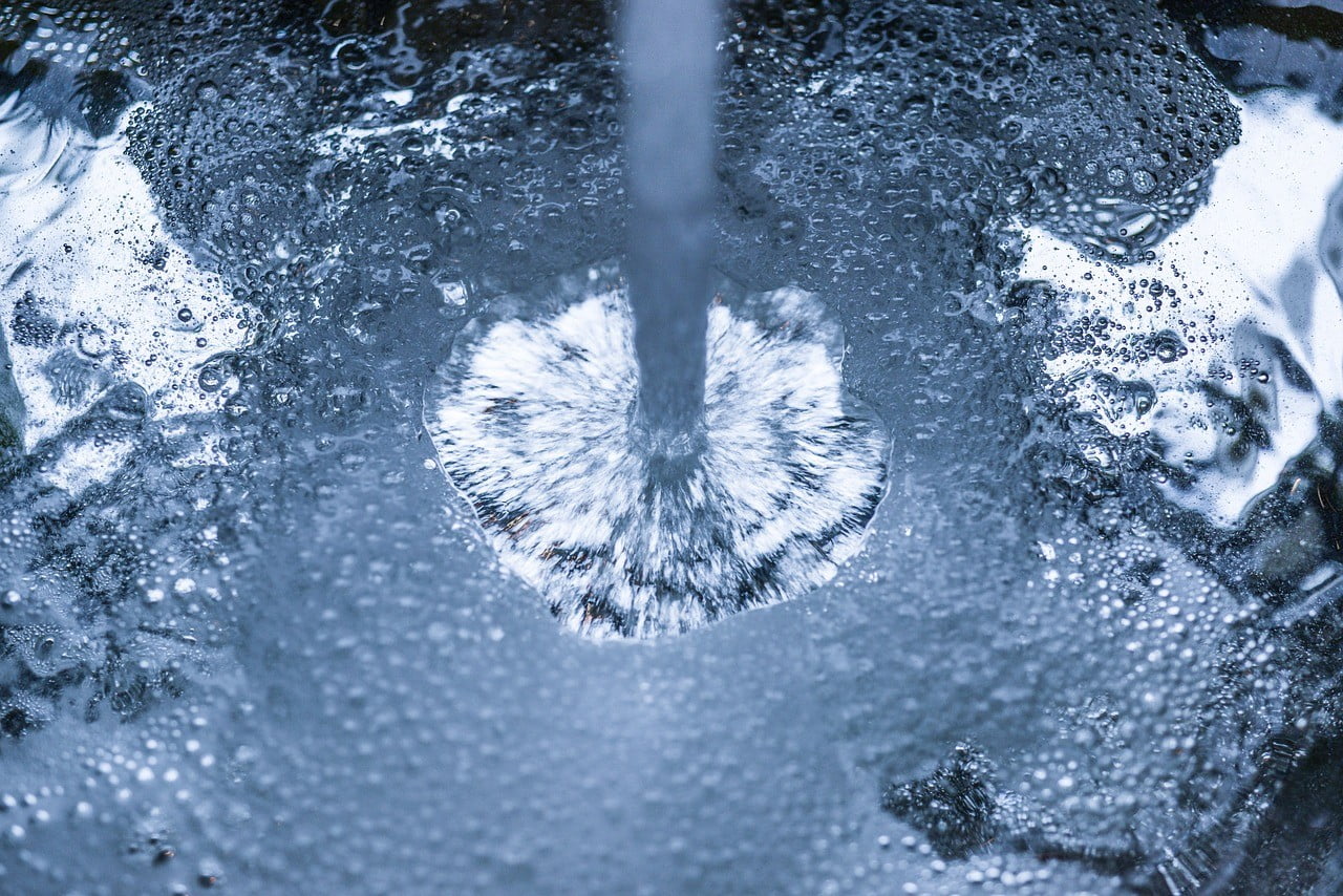 Auch wenn die Wasserqualität in Deutschland sehr gut ist, kannst Du dich mit einer Sodaarmatur absichern. Die Wasserqualität ist von Ort zu Ort unterschiedlich.