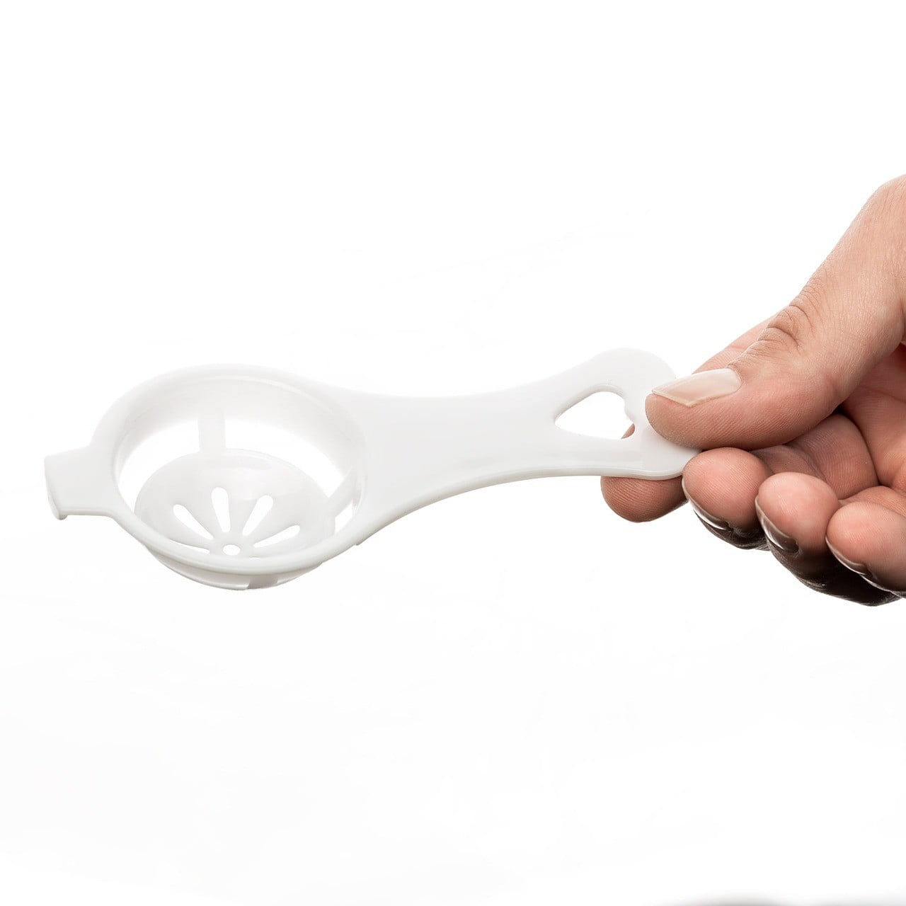 Eiertrenner gibt es in unterschiedliche Materialien. Für den gelegentlichen Einsatz genügen Modelle aus Kunststoff. 