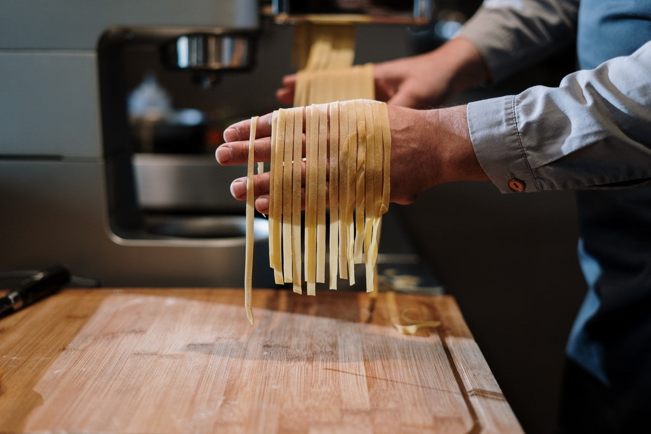 Nudeltrockner Faltbare Pasta Trockenstaender Nudelständer Pastatrockner Rotationssystem Nudelstange mit 16 ausziehbare Sprossen für Trocknen Selbstgemachter Spaghetti