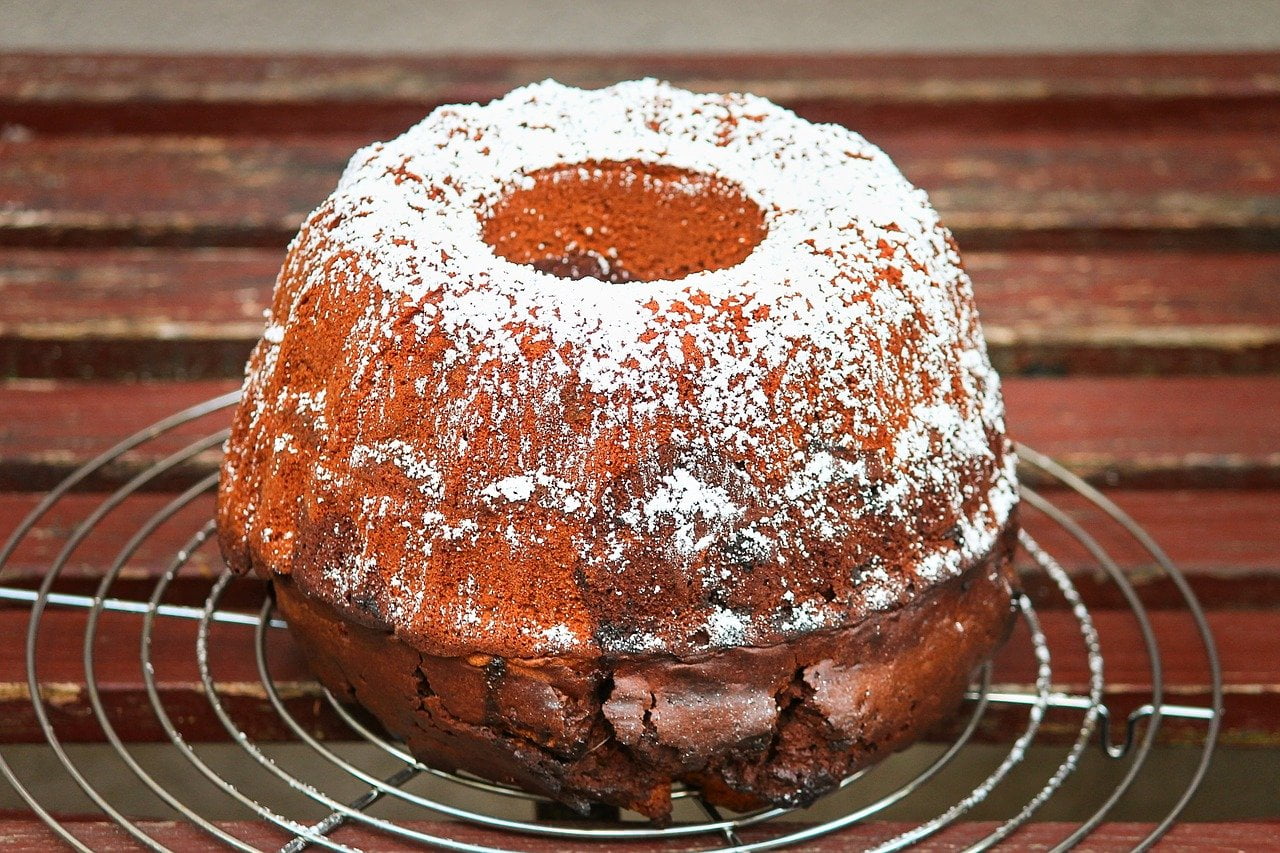 Du solltest die Gugelhupfform vorher gründlich fetten, damit sich der Kuchen später gut von der Form löst.
