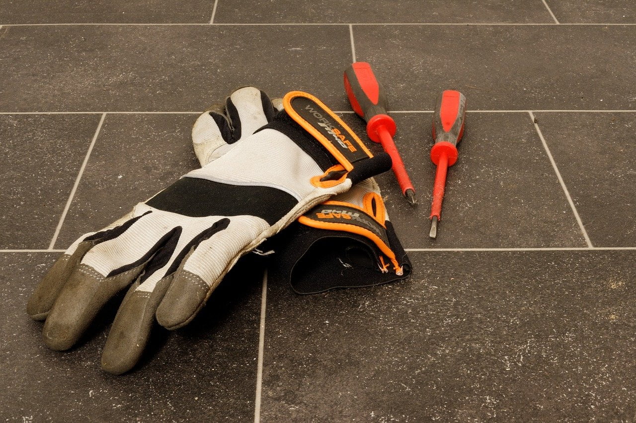 Ein gutes Paar Schnittschutzhandschuhe gehört zu jeder guten Schutzausrüstung dazu.