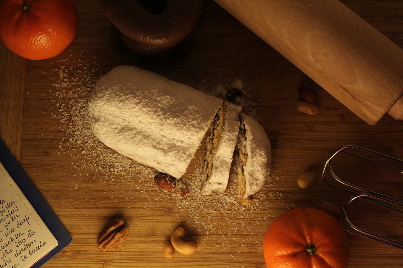 Christstollen-Backformen sind günstig. Auch wer selten Stollen isst, kann durch eine eigene Christstollen-Backform bares Geld sparen.