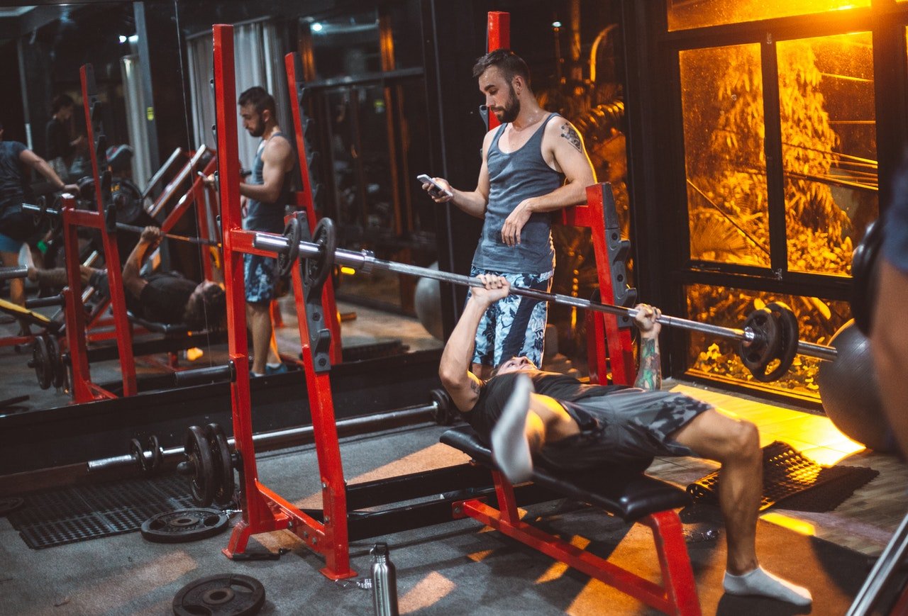 Das erste Mal an einer Hantelbank? Such dir einen Trainingspartner, oder besser noch einen professionellen Trainer. Gerade zu Beginn werden Übungen nicht sauber ausgeführt.