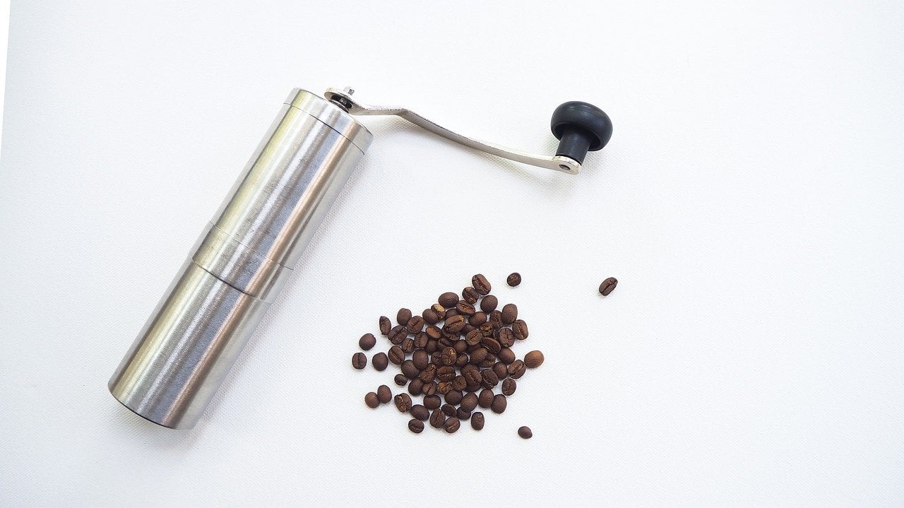 Manuelle Kaffeemühlen gibt es auch in einem solch modernen und handlichen Design.