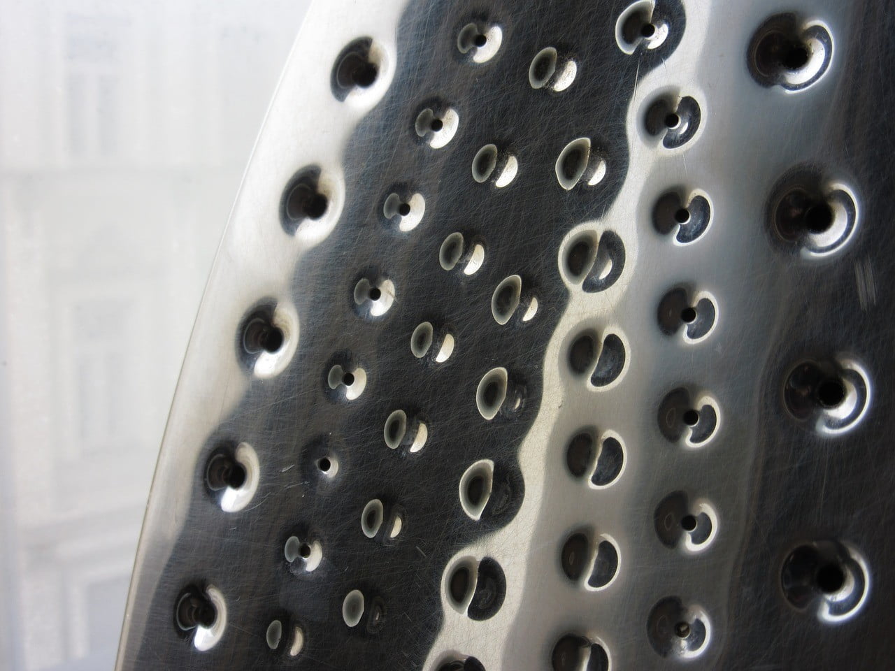 Achte vor dem Kauf eines kabellosen Bügeleisens ganz genau auf die Verarbeitung. Bei einem Kauf im Internet lohnt sich ein Blick in die Kundenrezensionen. 