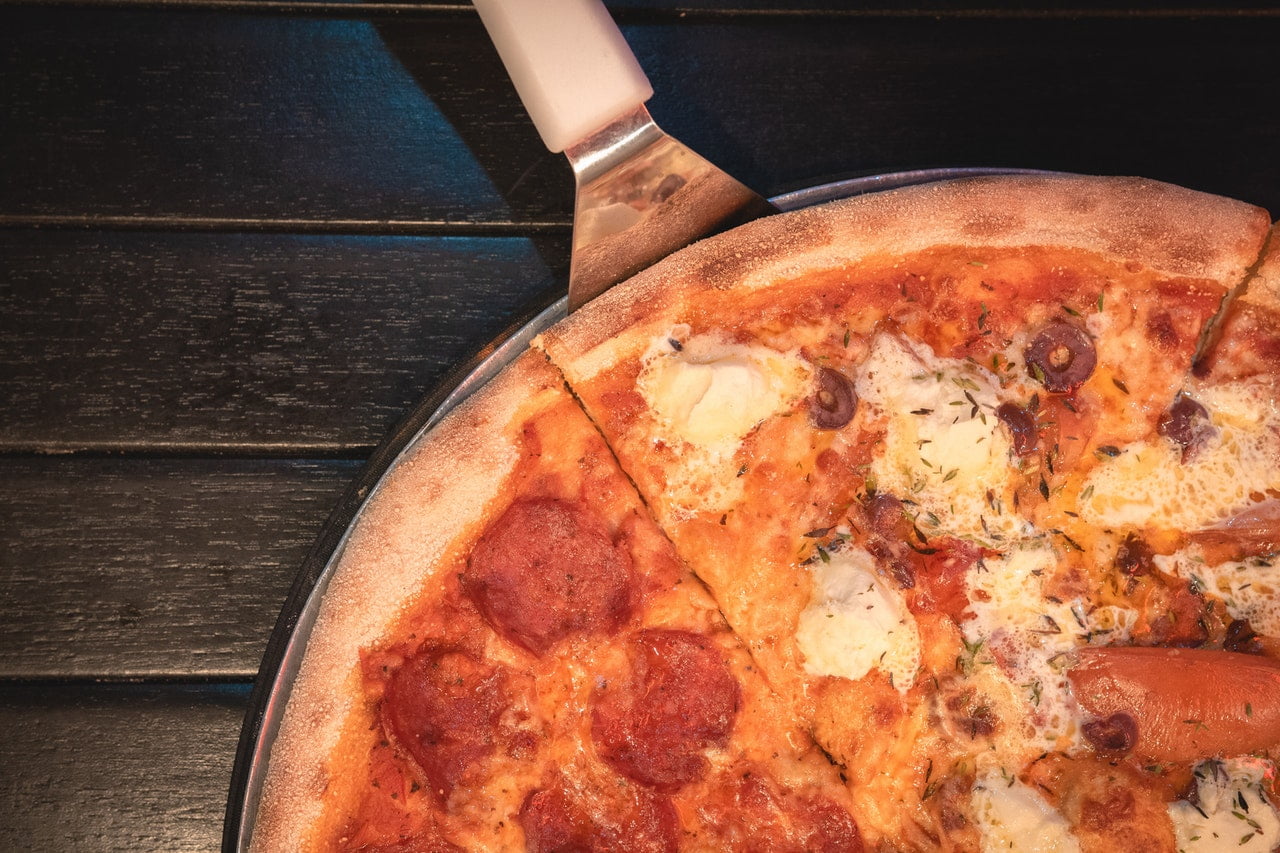 Pizzaschaufel gibt es aus unterschiedlichen Materialien wie Holz oder Metall.