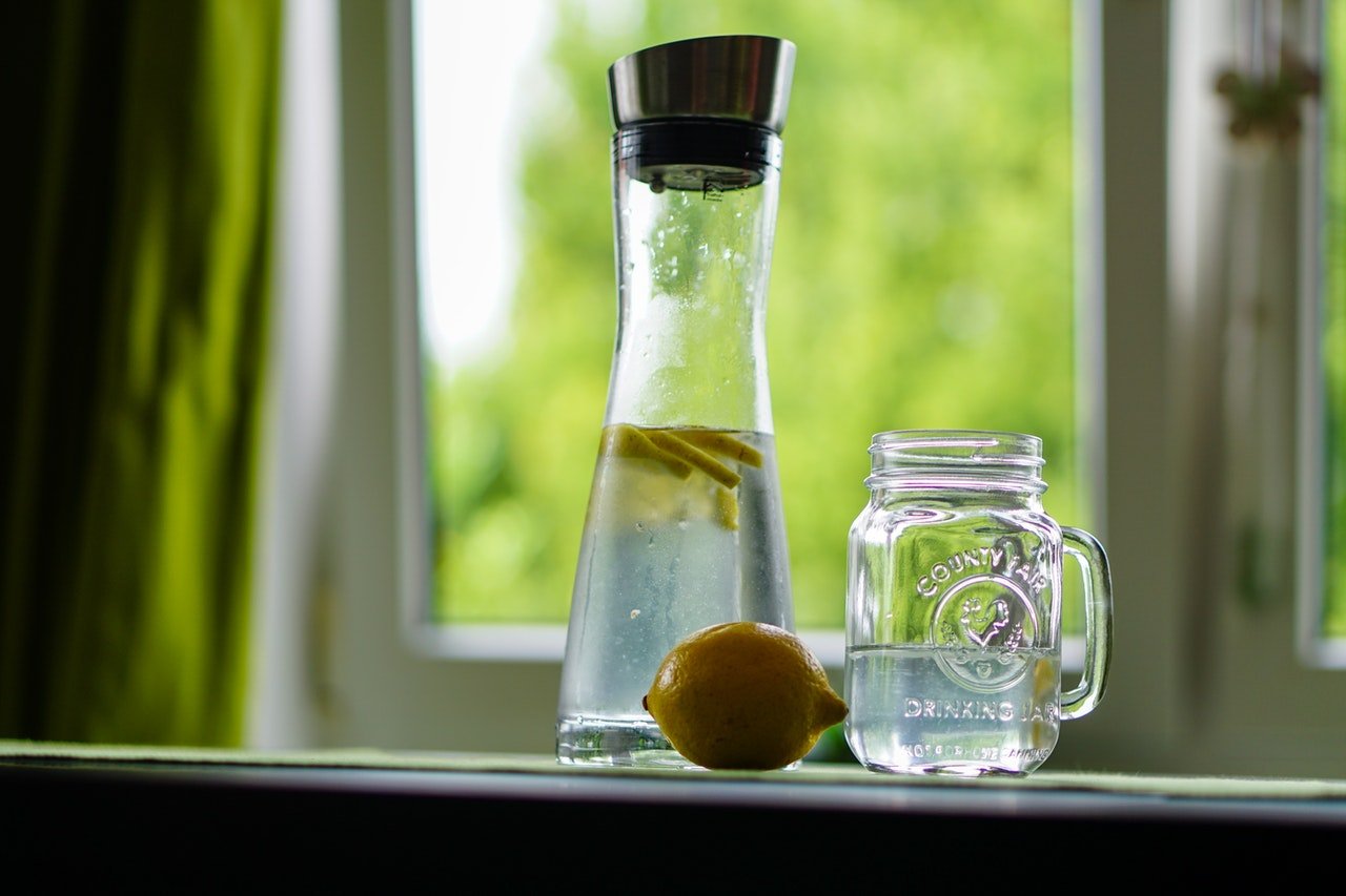 Die Wasserkaraffe ist ein schickes Accessoire für einen gedeckten Tisch mit ganz besonderen Vorzügen.