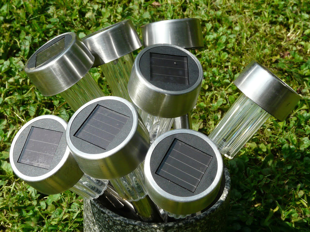 Outdoor-Solarleuchten im Vergleich: Akku, IP-Schutz und Leuchtdauer