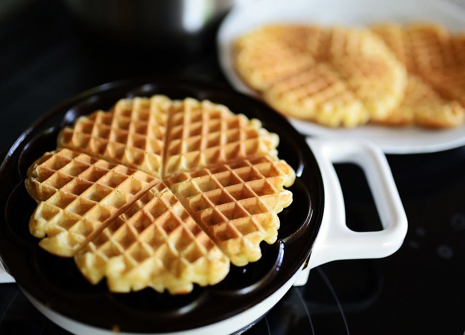 fertige Waffel im Waffeleisen