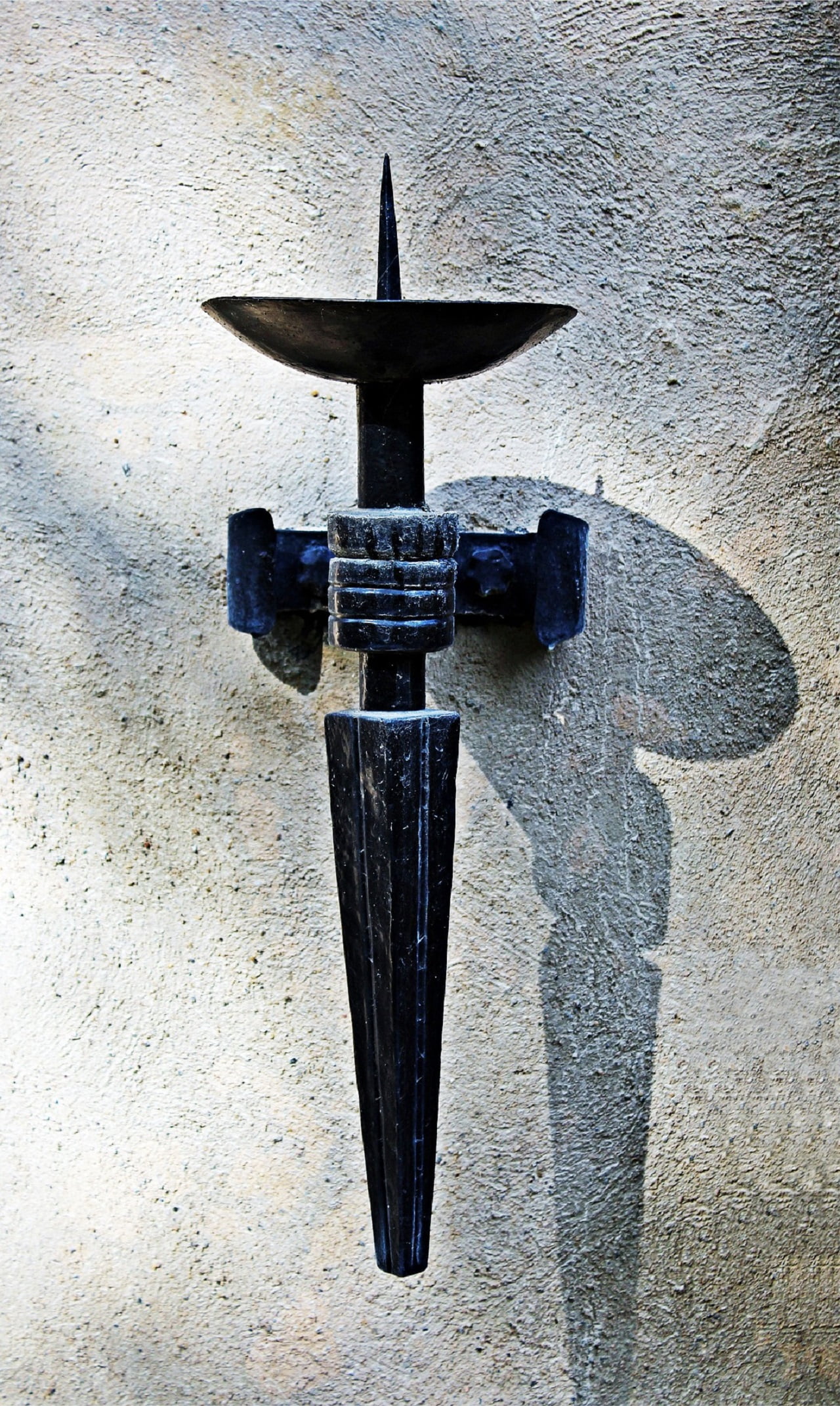 Neben Kerzenständern und Windlichtern gibt es auch Wandkerzenhalter, die, wie der Name bereits verrät, an der Wand befestigt werden.