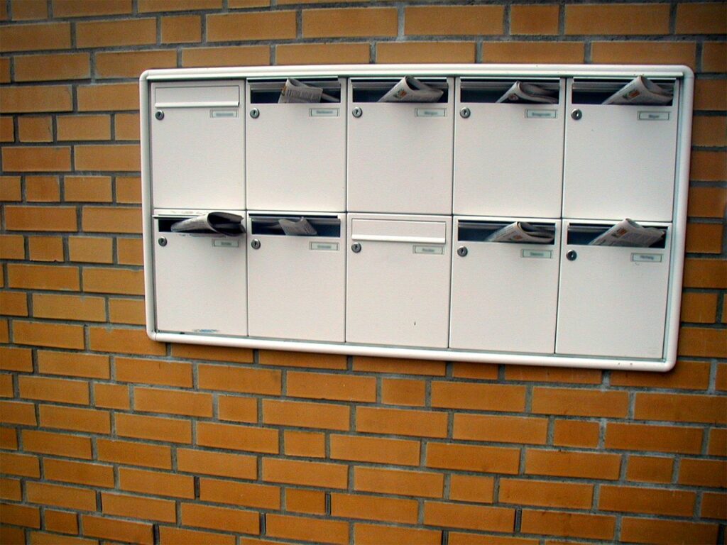 Briefkastenanlagen kannst Du auf unterschiedliche Arten einbauen, so gibt es Ausführungen mit Standfüßen als Standbriefkastenanlage.