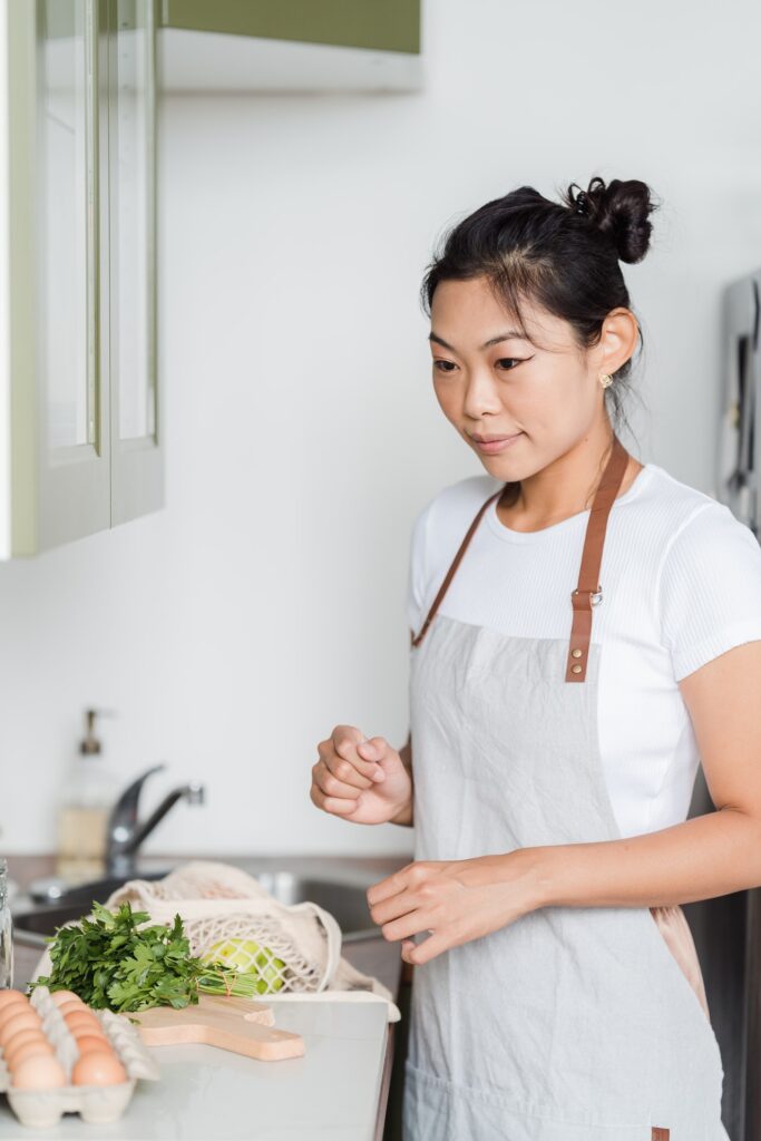Küchenschürzen werden überwiegend aus Baumwolle, Polyester oder einem Baumwolle-Polyester-Gemisch hergestellt.