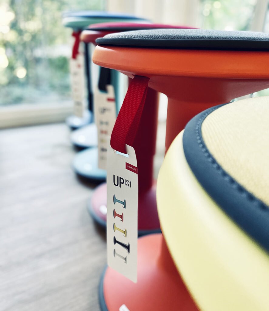 Mehrere Farben von Upis1 Hockern nebeneinander