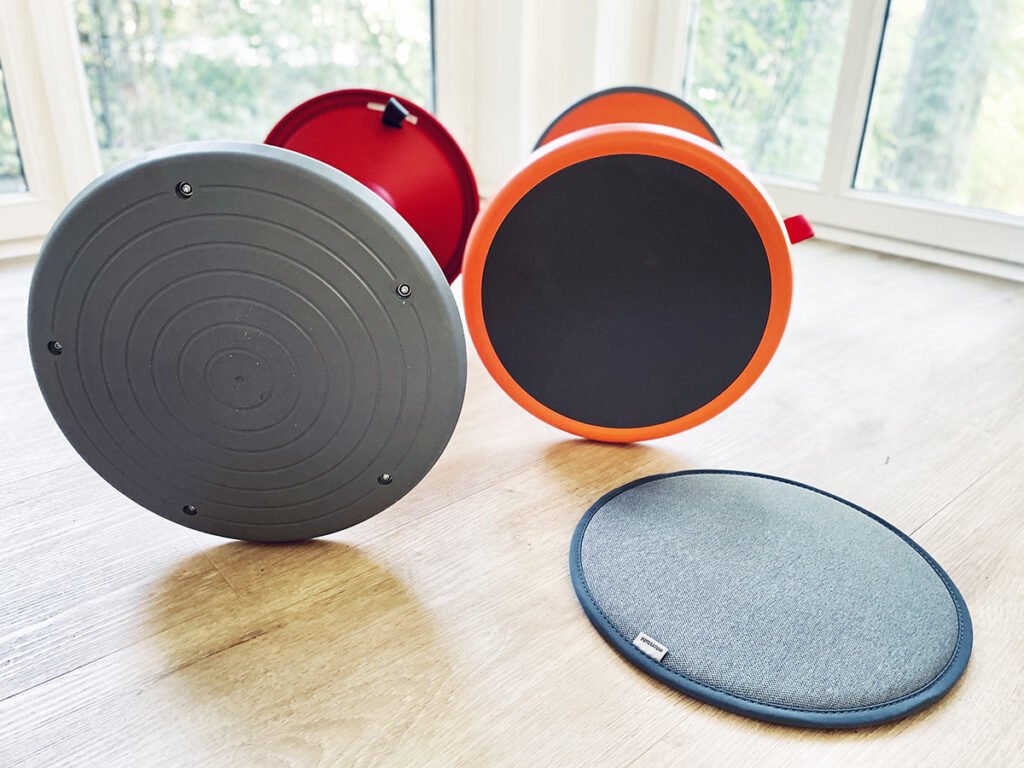 Upis1 Pendelhocker von unten mit liegendem Sitzkissen