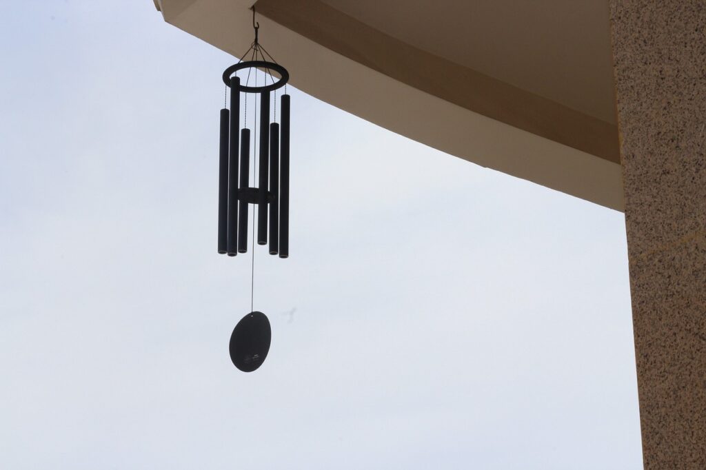 Windspiele erzeugen bereits bei geringer Luftbewegung angenehme Töne auf der Terrasse oder dem Balkon, die besonders entspannend wirken und beruhigen.
