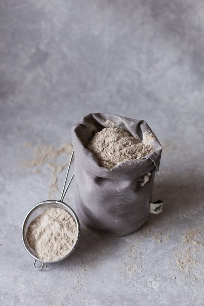 Vorratsdosen im Allgemeinen sind in vielen Bereichen praktische Begleiter. Wenn es sich dabei dann auch noch um Schüttdosen handelt, lassen sich zum Beispiel Lebensmittel, Zutaten, Kaffeebohnen, Fischfutter oder Hundefutter ganz einfach ausschütten und dosieren.