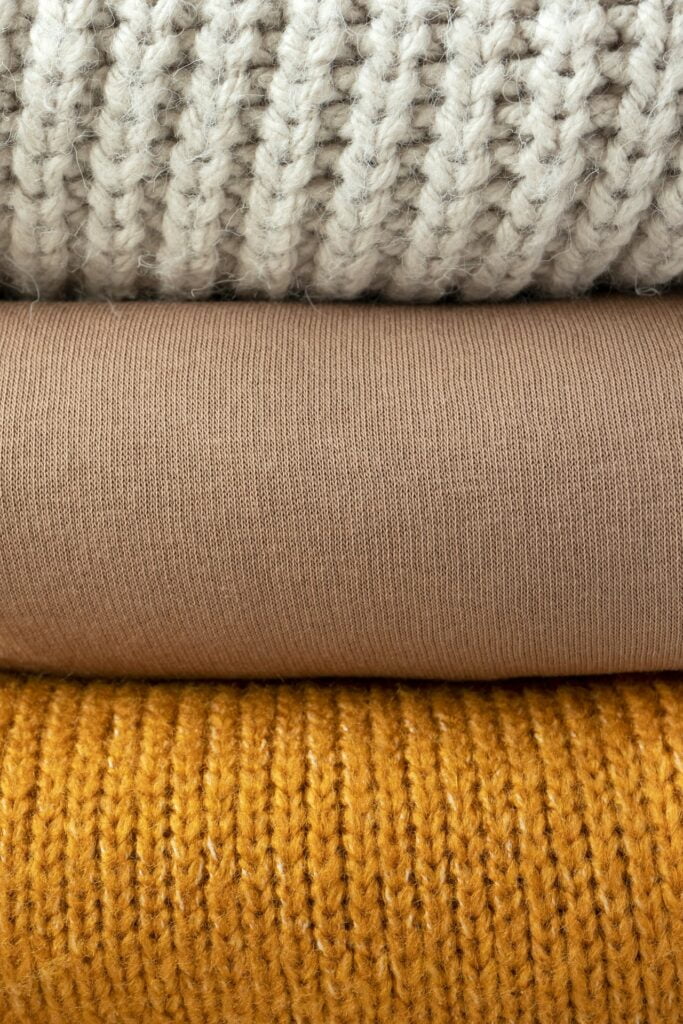 Strickdecken bekommst Du aus unterschiedlichen Materialien und in vielen verschiedenen Größen.