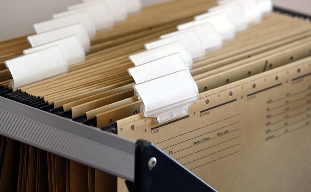 Bei Hängeregisterschränken sind unterschiedliche Arten zu finden. Es gibt sie in verschiedenen Größen, Farben und Designs, damit sie sich perfekt in die bereits vorhandene Büroausstattung integrieren.