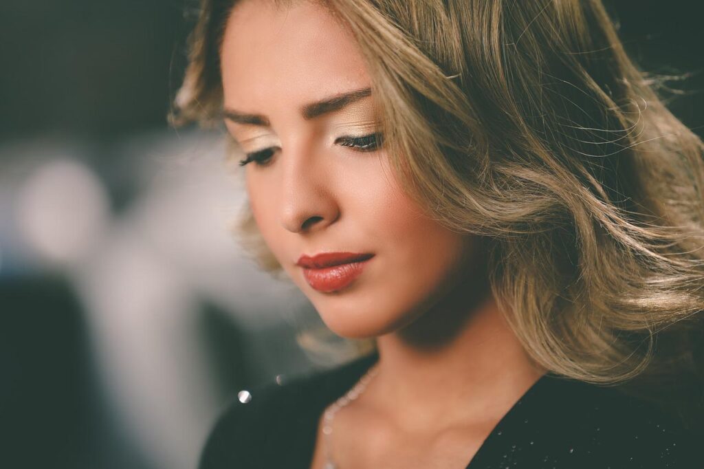 Beim Trocknen der Haare mit einer Haartrockenhaube entstehen weder Verwirbelungen noch Knoten