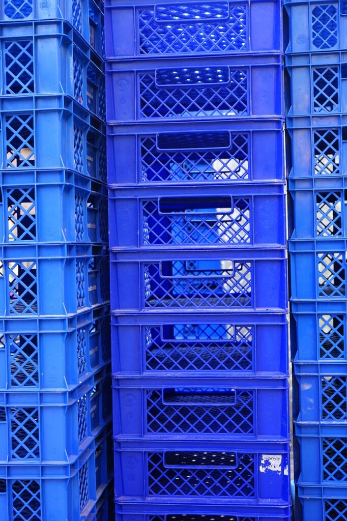 Die Stapelboxen gibt es in verschiedenen Größen, Formen und Farben. Da sie meist aus durchsichtigem Kunststoff gefertigt sind, hast Du den Inhalt immer im Blick.